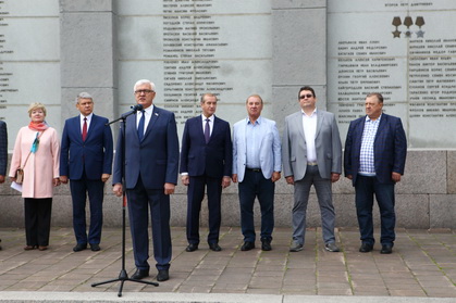 Депутаты поздравили жителей Иркутской области с Днем Государственного флага России на торжественном митинге
